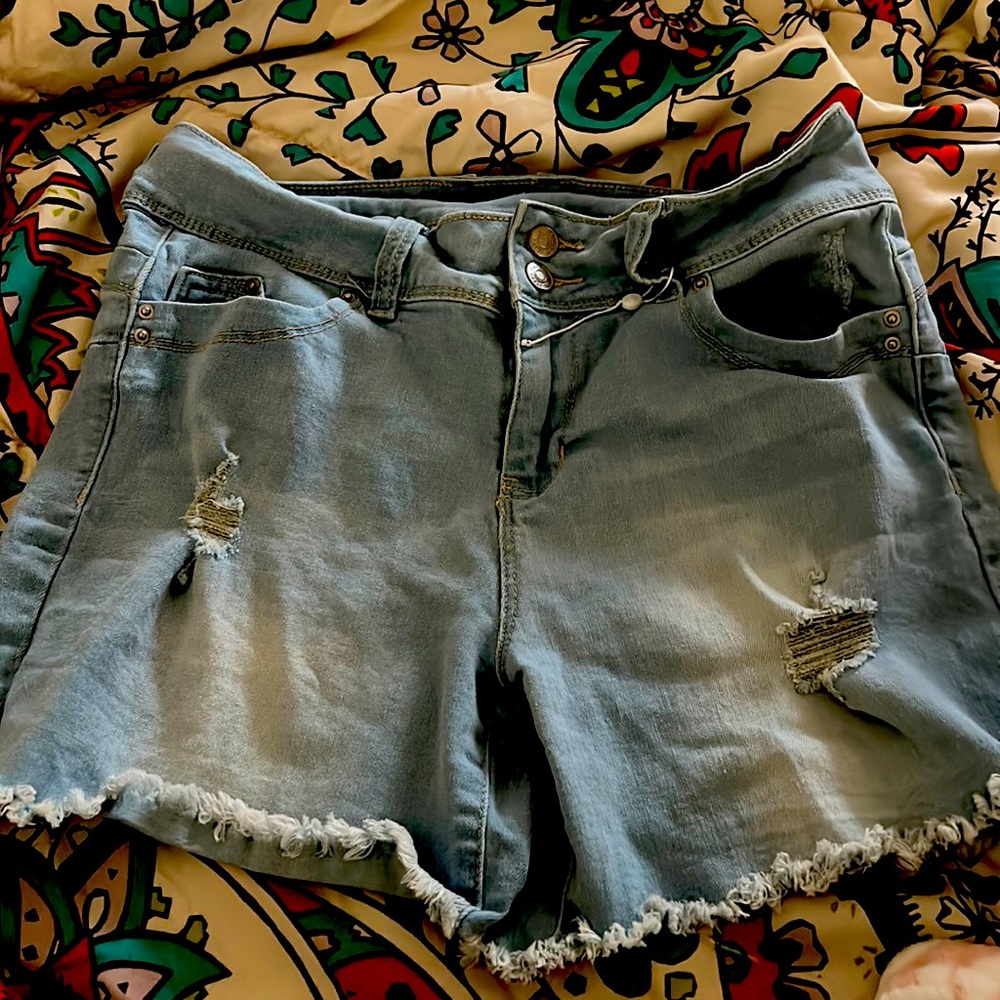 Size 7 YMI ripped denim shorts.